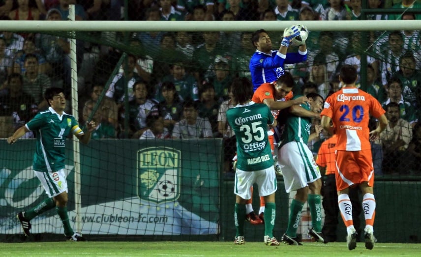 Mexsport - Blanco quedandose con el balón en duelo ante Correcaminos en la J14