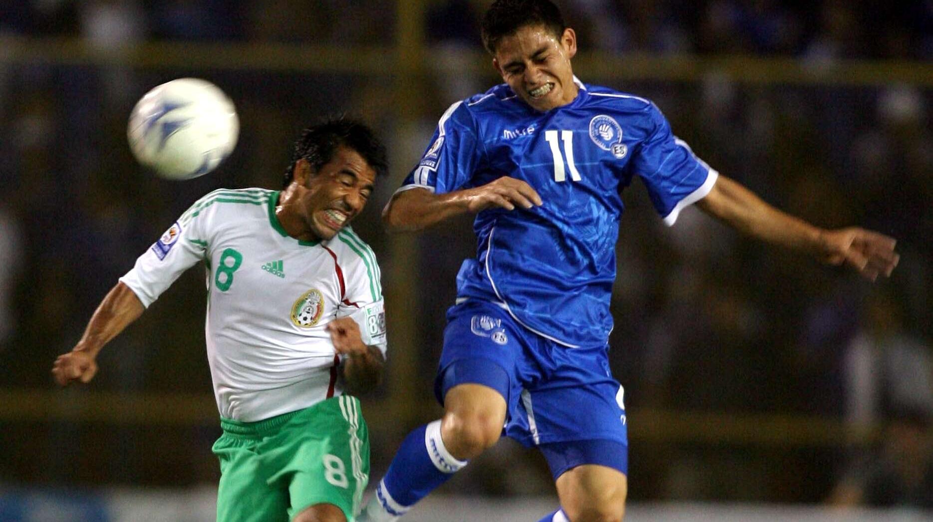 Zelaya y Pável Pardo en un México Vs El Salvador.