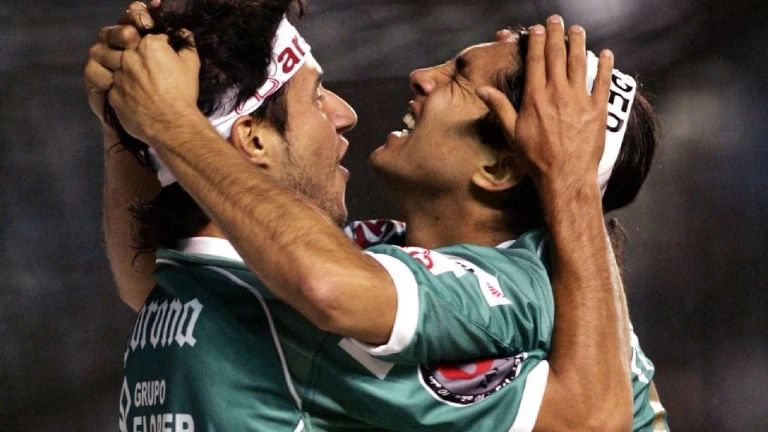 Mauricio Romero y Fredy Bareiro celebran un gol con León en la Liga de Ascenso.